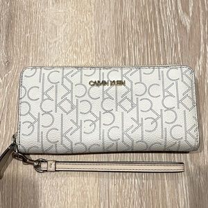 Calvin Klein Signature Zip-Around Wallet